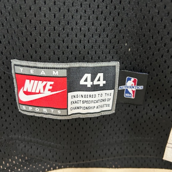 Tim Duncan Authentic Autographed  San Antonio Spurs Jersey.  Nike. Size L. NWT - Picture 11 of 11